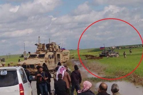 Quân đội Mỹ dồn đoàn xe Nga xuống ruộng ở Đông Bắc Syria
