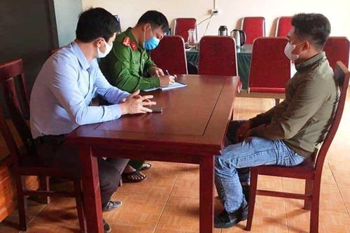 Không mang khẩu trang còn thách thức, người đàn ông bị phạt