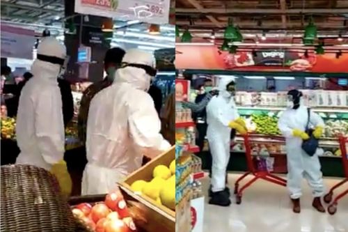 Bị chỉ trích vì mặc đồ bảo hộ đi mua sắm trong khi bác sĩ thiếu thốn