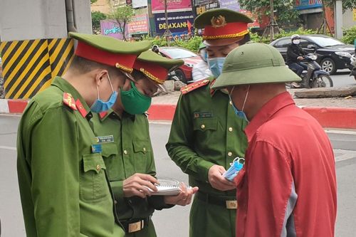 2 người không đeo khẩu trang bị xử phạt