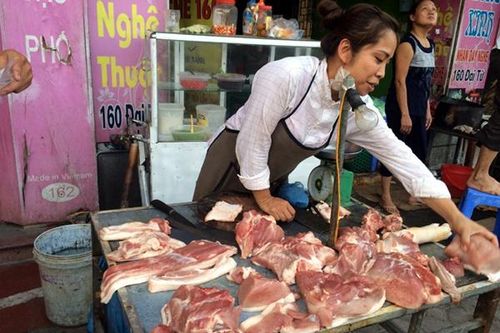Lợn hơi về 70.000 đồng/kg, giá thịt bán ra vẫn cao