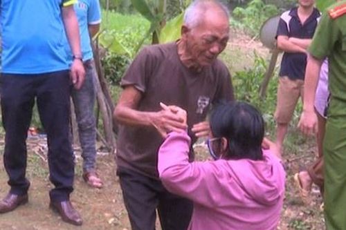 Người cha khắc khổ đón con gái sau 30 năm bị lừa bán sang Trung Quốc