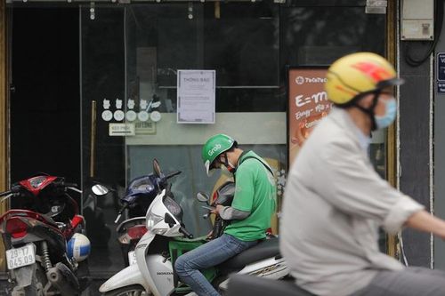 Xe ôm, taxi chật vật trong mùa dịch