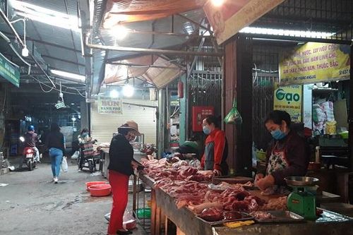 Giá thịt lợn vẫn neo ở mức cao trong ngày đầu doanh nghiệp cam kết hạ giá