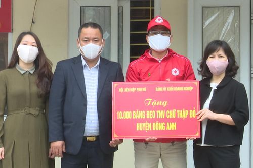 Huyện Đông Anh trao tặng 10.000 băng đeo tình nguyện viên Chữ thập đỏ