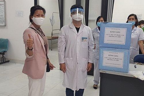 Giáo viên mầm non tặng lá chắn tự làm cho cán bộ y tế