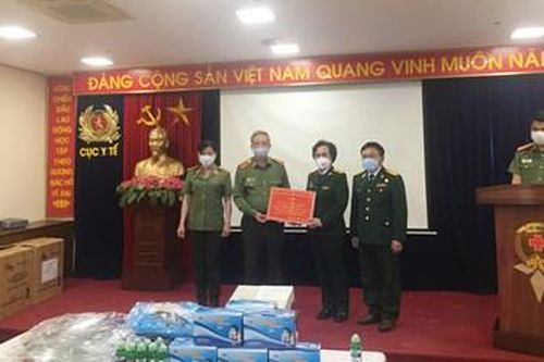 Trao tặng vật dụng, phương tiện y tế phòng, chống dịch bệnh Covid-19