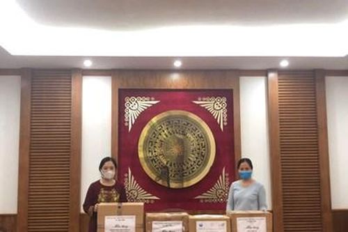 Ngành thư viện trao sách tặng công dân ở khu cách ly