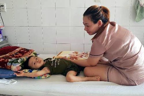 Xót xa bé trai 2 tuổi bị ung thư máu
