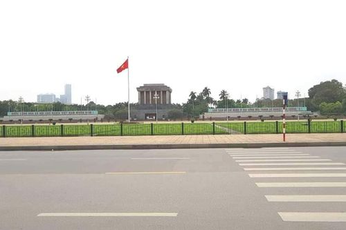 Ngày đầu thực hiện cách ly toàn xã hội - đường phố Hà Nội không vắng bóng người