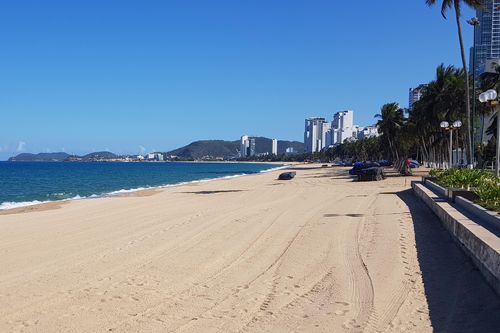Biển Nha Trang không bóng người trong ngày đầu thực hiện Chỉ thị 16 về phòng, chống dịch Covid-19