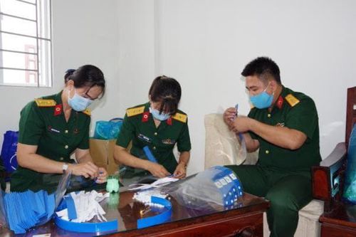 Bệnh viện Dã chiến 2.3 tặng 1.000 nón kính bảo hộ phòng chống dịch cho BV Quân y 175