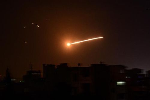 Syria: Một trong những căn cứ không quân quan trọng nhất bị tấn công tên lửa