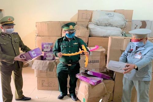 Tạm giữ lượng lớn hàng hóa không chứng từ bên bờ ruộng