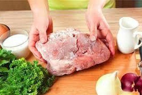 Những cách rã đông thịt 'chết người' nhiều bà nội trợ Việt vẫn làm hàng ngày
