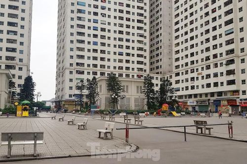Chung cư vạn dân Hà Nội 'không bóng người' ngày đầu cách ly toàn xã hội