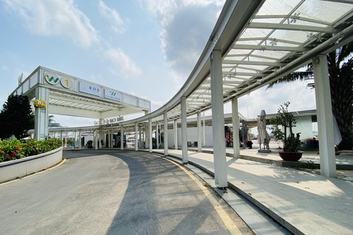 Đường phố Sài Gòn vắng vẻ ngày đầu 'cách ly xã hội'