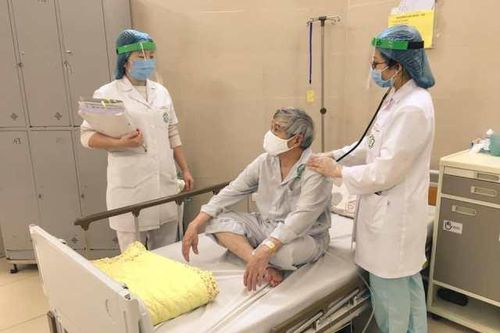 Những hình ảnh ấm tình người bên trong Bệnh viện Bạch Mai những ngày phong tỏa
