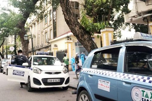 Hà Nội: Nhiều taxi phớt lờ lệnh cấm hoạt động vẫn đón, trả khách trên đường