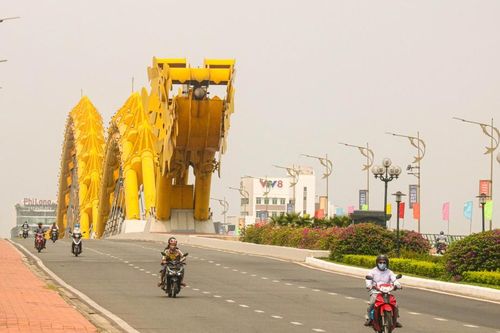 Đường phố, bãi biển Đà Nẵng vắng bóng trong ngày đầu 'cách ly toàn xã hội'