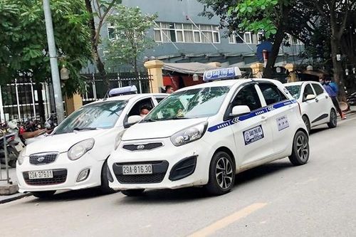 Cảnh sát, Thanh tra lập chốt' xử lý taxi 'chống lệnh' dừng hoạt động