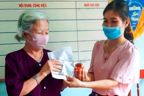 Hai cụ bà ở Thanh Hóa, Quảng Ngãi ủng hộ bông tai vàng và tiền chống dịch