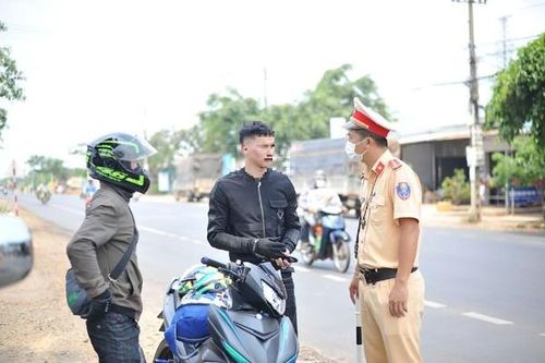 Nam thanh niên đánh CSGT, 'cướp' ô tô bỏ trốn khi bị kiểm tra y tế