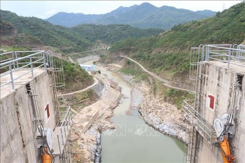 Mới đầu mùa khô, lưu lượng nước đổ về hồ Thủy điện Bản Vẽ rất thấp