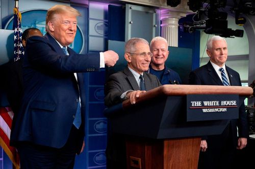 Nhân vật buộc Tổng thống Trump phải thoái lui quan điểm về giãn cách xã hội
