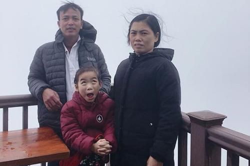 Cô bé 'gây sốt' trên MXH vì có biểu cảm 'chẳng giống ai' khi chụp ảnh đi du lịch cùng gia đình
