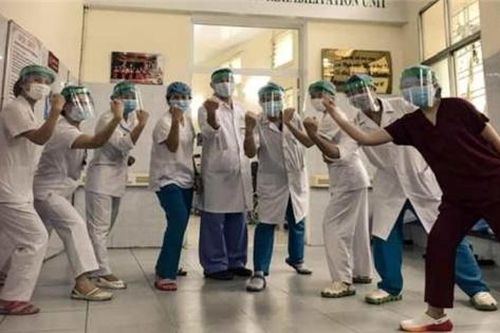 Những hình ảnh ấm áp từ bệnh viện Bạch Mai giữa dịch COVID-19
