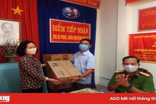Công an Phú Tân tặng 6 thùng nước rửa tay và kinh phí phòng, chống dịch Covid-19