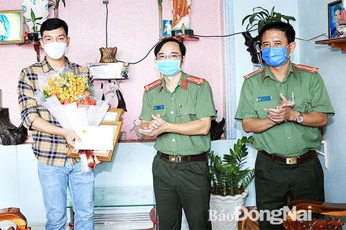 Khen thưởng công an viên dũng cảm bắt kẻ ngáo đá