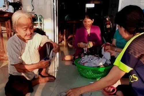 Cụ bà 85 tuổi tham gia may khẩu trang vải tặng miễn phí