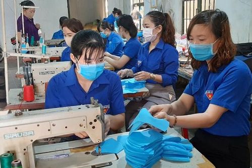 Thanh niên Cát Tiên may khẩu trang tặng người dân