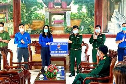 Tỉnh đoàn trao tặng khẩu trang, nước sát khuẩn cho cơ sở cách ly tập trung tỉnh