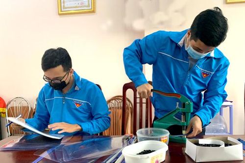 Làm 1.000 kính chống giọt bắn phòng, chống dịch Covid-19