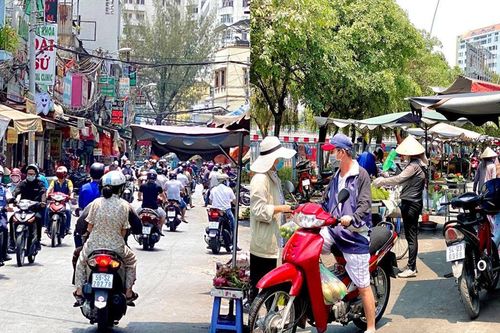 Ngày đầu 'cách ly toàn xã hội': Phố phường TP.HCM vẫn nhộn nhịp, chợ vẫn đông