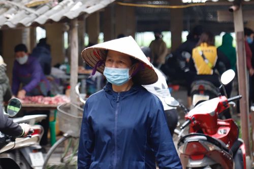 Người đi chợ sớm được nhắc đeo khẩu trang, giữ khoảng cách