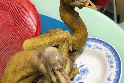 Giật mình vì gà luộc nứt da toang toác, trong sống ngoài chín bởi thói quen nhiều người mắc