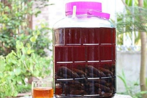 Uống rượu ngâm củ quả, 6 người nhập viện