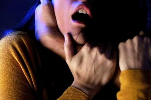 Mâu thuẫn gia đình, chồng bóp cổ vợ chết trong đêm