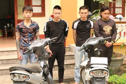 4 thanh niên quay clip bốc đầu, đốt pháo sáng để câu like