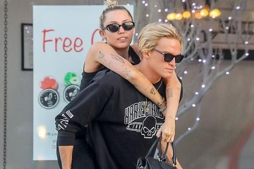 Bạn trai kỷ niệm 6 tháng yêu Miley Cyrus