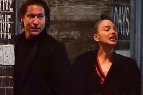 Irina Shayk bị chỉ trích khi đi với bạn trai bất chấp lệnh cách ly