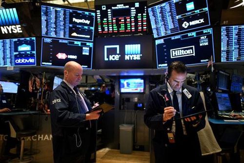 Nhà đầu tư ồ ạt bán tháo, Dow Jones giảm gần 1.000 điểm