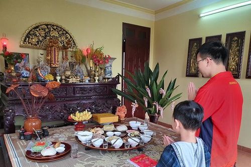 Nhiều gia đình thành kính dâng cơm cúng vua Hùng