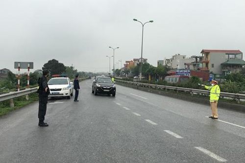 Bất chấp lệnh cấm, nhiều xe vẫn chở khách từ Hà Nội về các tỉnh