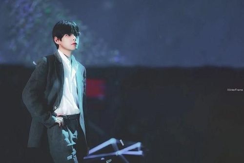 Ngắm V BTS trong loạt ảnh do fan 'nhà bên' đăng tải nhân ngày Cá Tháng Tư