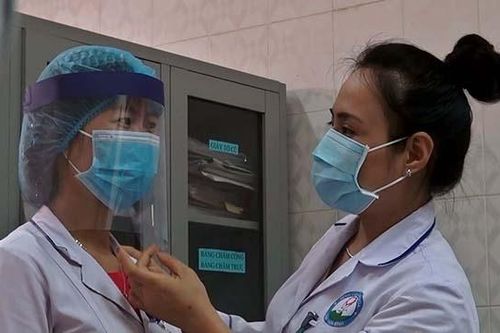Sáng tạo mũ bảo hộ y tế ngăn giọt bắn chống Covid-19